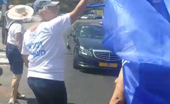 צפו: שיירת ראש הממשלה נחסמה בכניסה לירושלים