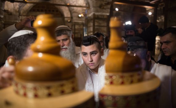"ירדו מהפסים": הרב אבינר נגד המנהג העתיק בביהכ"ס