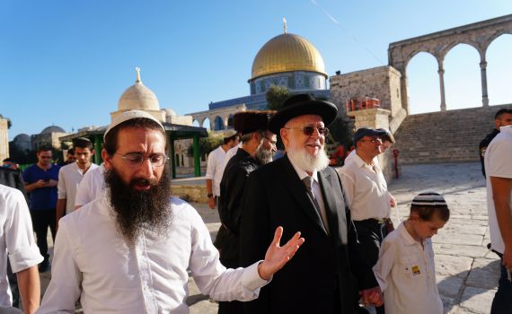 עם בני קהילתו: הרב צפניה דרורי עלה להר הבית. צפו