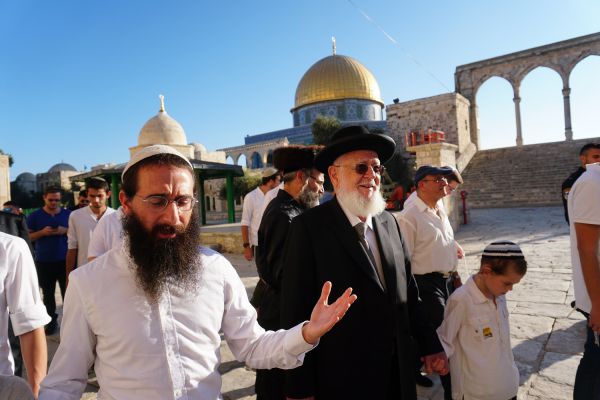 עם בני קהילתו: הרב צפניה דרורי עלה להר הבית. צפו