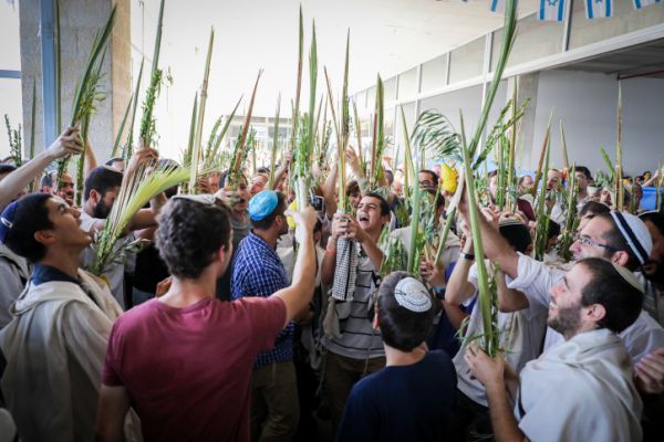 בין כיפור לסוכות, בין המרחב הפרטי למרחב הציבורי