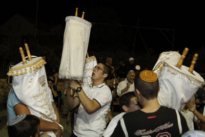 בלי להיתקע באמצע: רשימת שירים שלא נגמרת לשמחת תורה