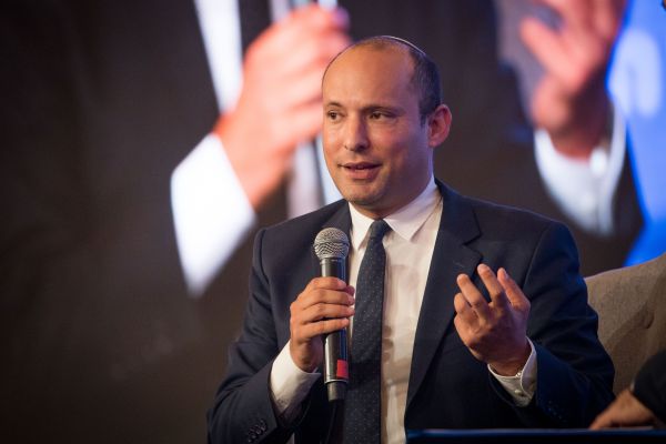 "מי שלא מכסח את הדשא, הדשא מכסח אותו"