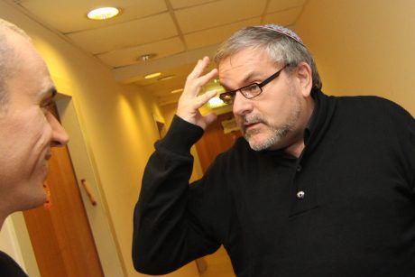 העיתונאי הסרוג הותיק בדרך לחיים הציבוריים