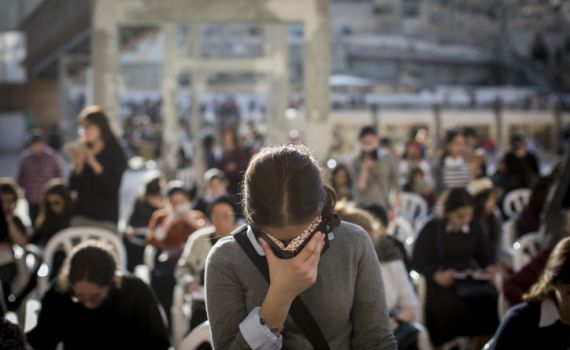 האם מותר לנשים להשתחוות בראש השנה וביום כיפור?