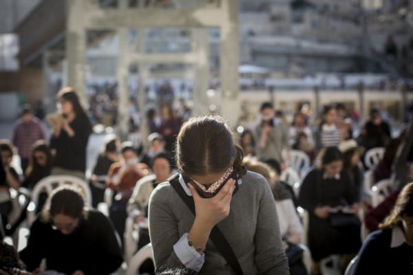 האם מותר לנשים להשתחוות בראש השנה וביום כיפור?