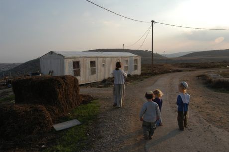 מטען הושלך לעבר היישוב עדי עד