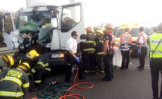שני לכודים: תאונה קשה בין שתי משאיות בכביש 6