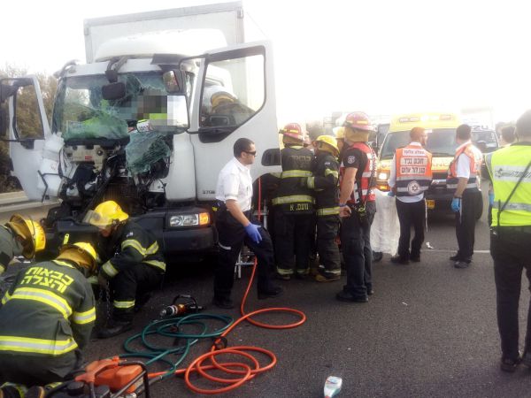שני לכודים: תאונה קשה בין שתי משאיות בכביש 6