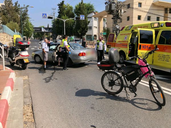 עף 10 מטרים: רוכב אופניים נפצע קשה מפגיעת רכב