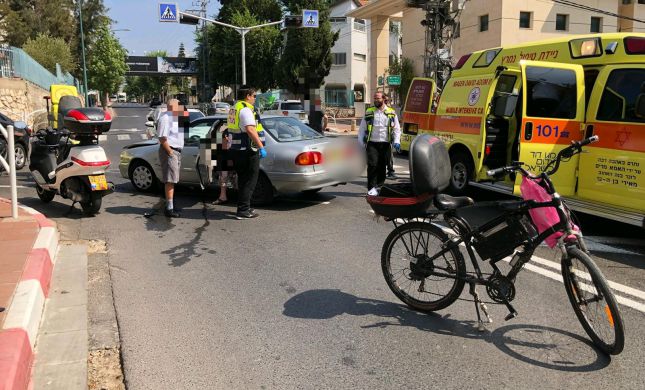  עף 10 מטרים: רוכב אופניים נפצע קשה מפגיעת רכב