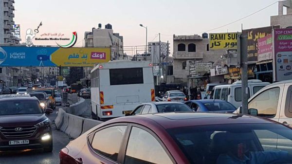 צפו:תקיפת אוטובוס החיילים שנכנס בטעות לקלנדיה