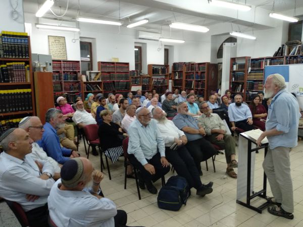 "מצד אחד איש תורה, מצד שני איש של גנרטורים וקראוונים"