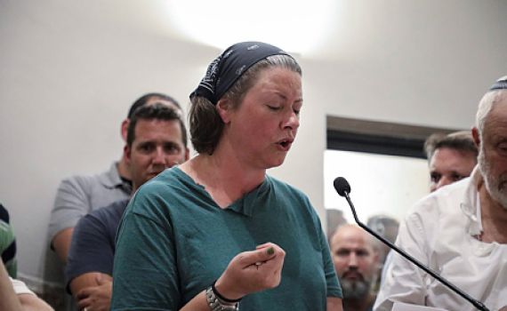 "כבר לא שמע": אלמנתו של ארי פולד משחזרת את האסון