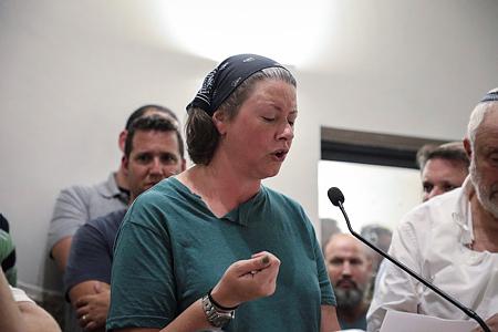 "כבר לא שמע": אלמנתו של ארי פולד משחזרת את האסון