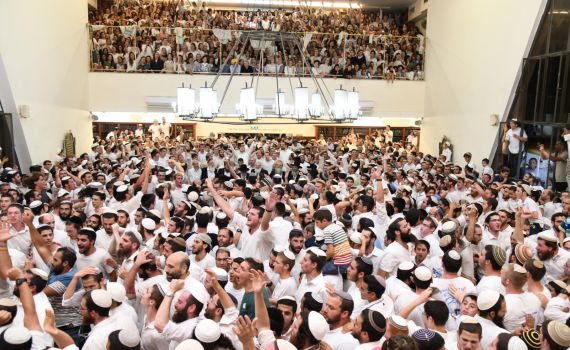 גלרית ענק: שמחת בית השואבה ב'מרכז הרב'. צפו