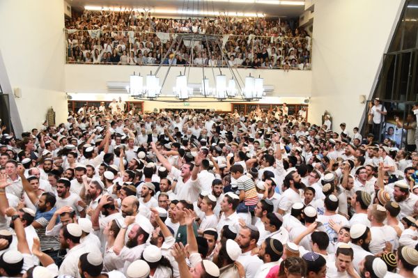 גלרית ענק: שמחת בית השואבה ב'מרכז הרב'. צפו