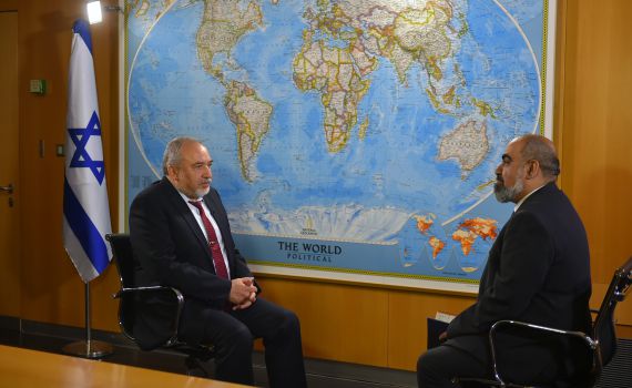 עיתונאי איראני בלשכתו של שר הבטחון