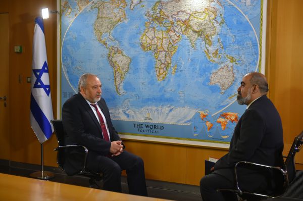 עיתונאי איראני בלשכתו של שר הבטחון