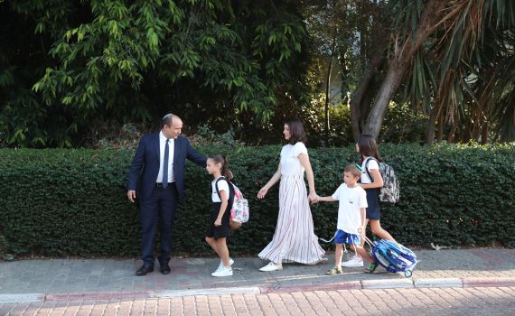 גלריה: משפחת בנט פותחת את שנת הלימודים. צפו