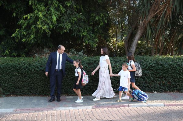 גלריה: משפחת בנט פותחת את שנת הלימודים. צפו