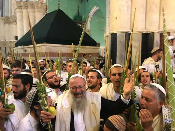 בכלי נגינה • צפו: תפילת הלל עצמתית עם הרב אליהו