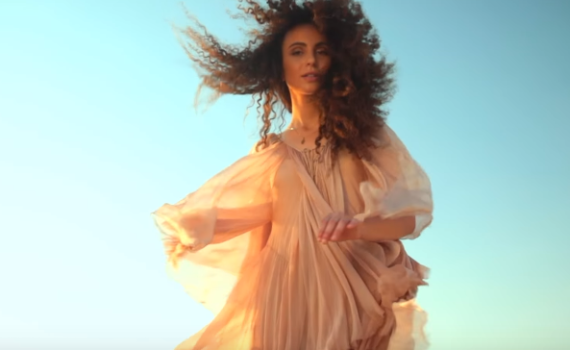 בוכה דמעות שקופות: יובל דיין משיקה קליפ חדש• צפו