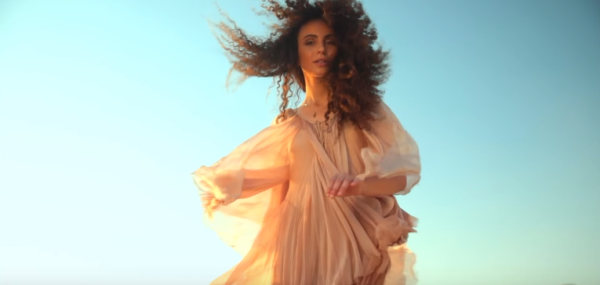 בוכה דמעות שקופות: יובל דיין משיקה קליפ חדש• צפו