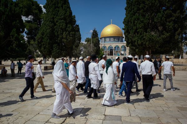 צפו: יהודים בקיטל עולים להר הבית ביום כיפור