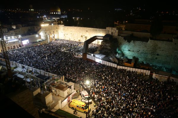 רגע לפני יום כיפור: המונים בסליחות בכותל • גלריה