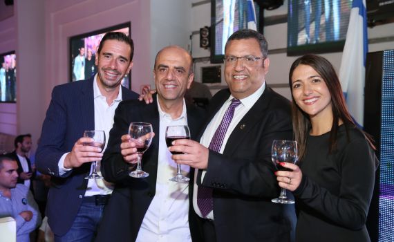 אלפי תומכים למשה ליאון בהרמת כוסית לשנה החדשה