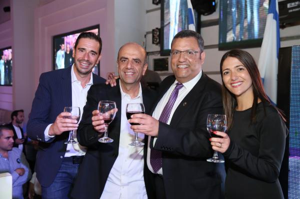 אלפי תומכים למשה ליאון בהרמת כוסית לשנה החדשה