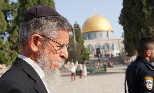  צפו: הרב יצחק שילת פורץ בבכי מול מקום המקדש
