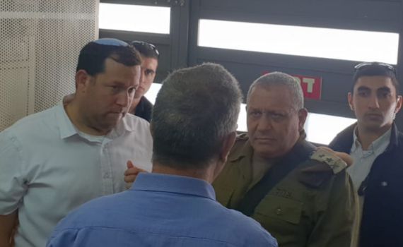 הרמטכ"ל בזירת הפיגוע: 'פועלים ללכידת המחבל'