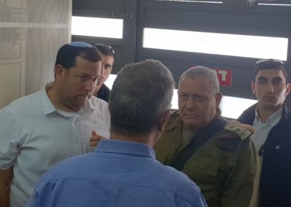 הרמטכ"ל בזירת הפיגוע: 'פועלים ללכידת המחבל'