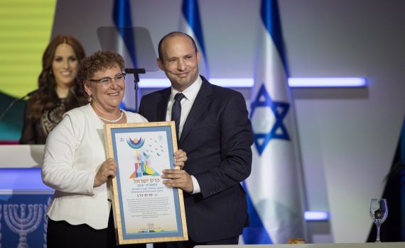 אחרי הביקורת: בנט קורא לנשים להגיש מועמדות לפרס ישראל