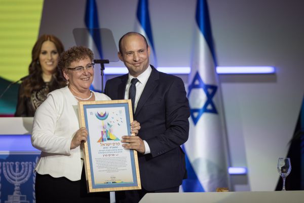 אחרי הביקורת: בנט קורא לנשים להגיש מועמדות לפרס ישראל