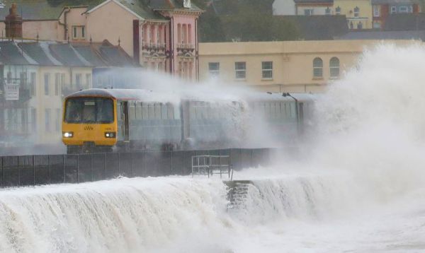 אלפים ללא חשמל: הוריקן "לזלי" פגעה בפורטוגל