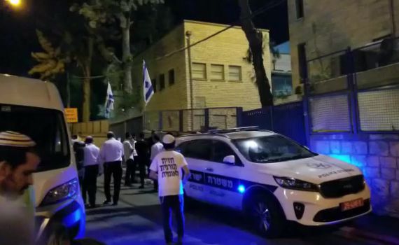קיצונים התיזו גז מדמיע בהקפות של 'מרכז הרב'
