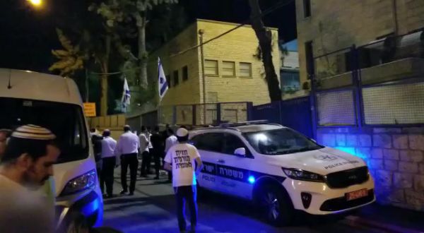 קיצונים התיזו גז מדמיע בהקפות של 'מרכז הרב'