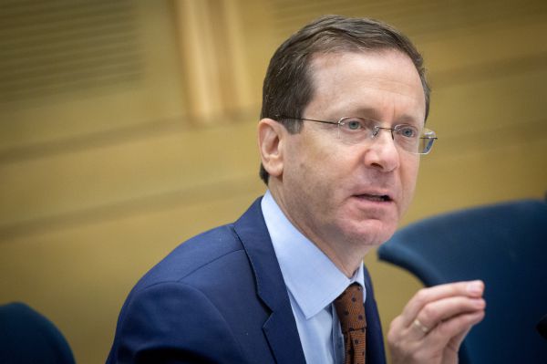 "תובע מהממשלה להעלות את 8,000 בני הפלשמורה"