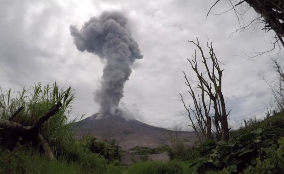 אחרי הצונאמי: הר געש התפרץ באינדונזיה