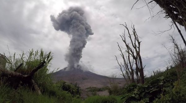 אחרי הצונאמי: הר געש התפרץ באינדונזיה