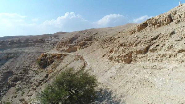 צפו: רחפן שאיתר מטיילת, בתיעוד מרהיב של ואדי קלט