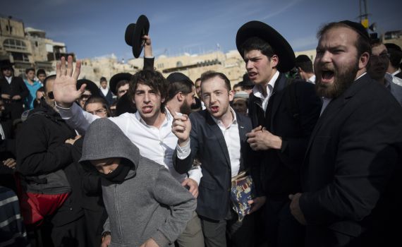 חרדים קיצונים התעמתו עם ערבים בכותל; 1 נפצע קל