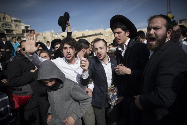 חרדים קיצונים התעמתו עם ערבים בכותל; 1 נפצע קל