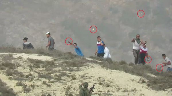 תיעוד: פלסטינים תקפו חיילים ליד יצהר; אחד נורה ונפצע