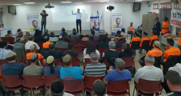 מפגן עוצמה של גנץ: מאות בכנס הבחירות המסכם