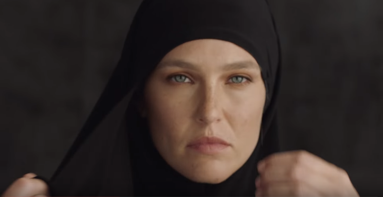 'גזענית': בר רפאלי מעוררת סערה בקרב מוסלמיות