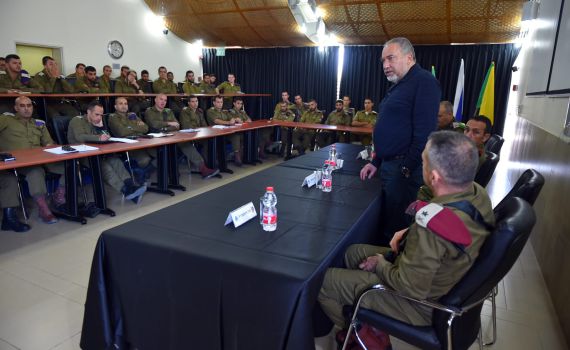 חרף הירי לבאר שבע:ליברמן הורה לפתוח את המעברים לעזה